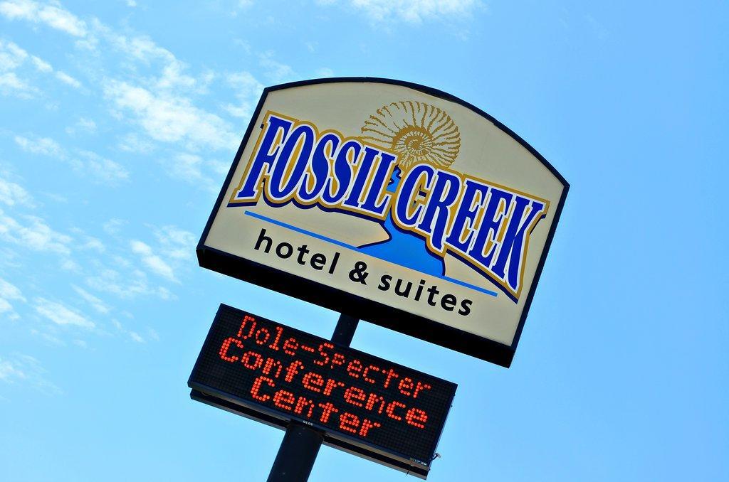 Fossil Creek Hotel & Suites Russell Exterior photo