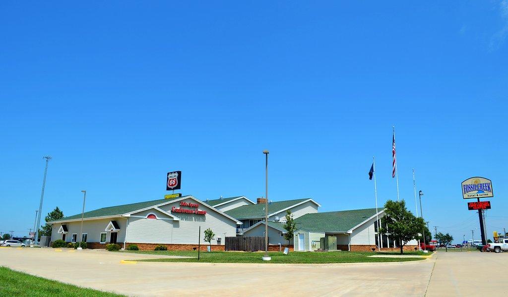 Fossil Creek Hotel & Suites Russell Exterior photo