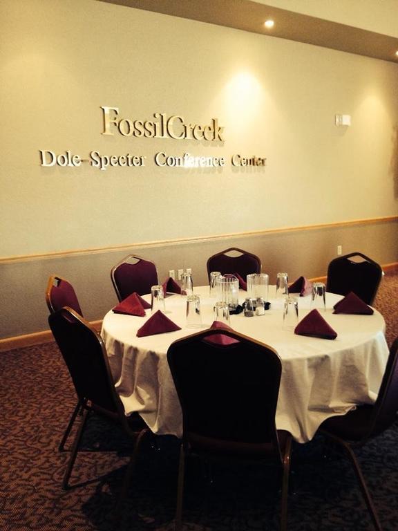 Fossil Creek Hotel & Suites Russell Exterior photo