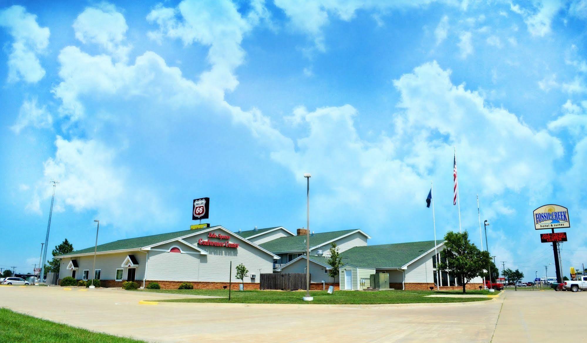 Fossil Creek Hotel & Suites Russell Exterior photo